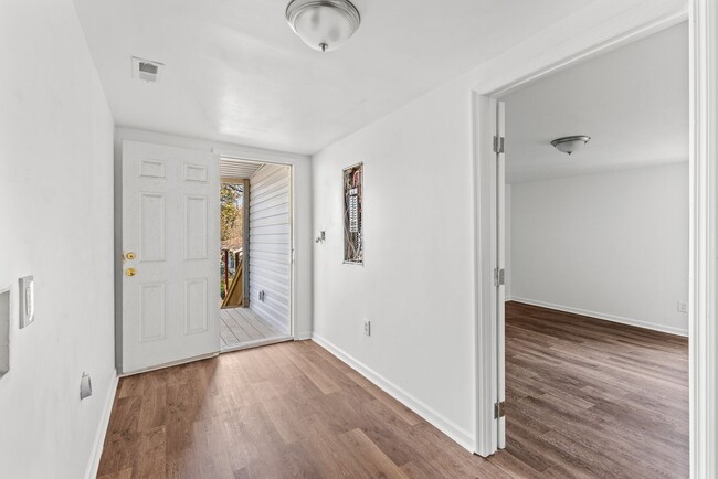 Building Photo - Beautifully Renovated 4 Bedroom 2 Bath Hom...