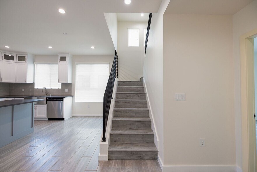 Building Photo - 1130 1/2 West 39th Street