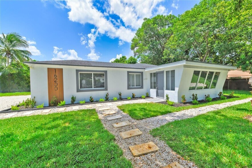 Primary Photo - 16200 NE 3rd Ave