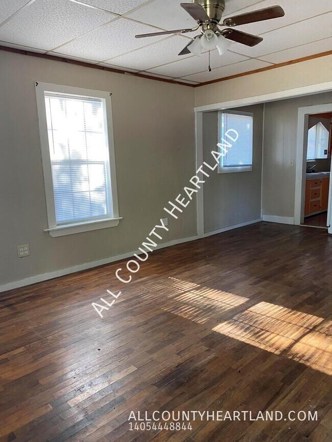 Building Photo - 219 W Kenworthy Ave