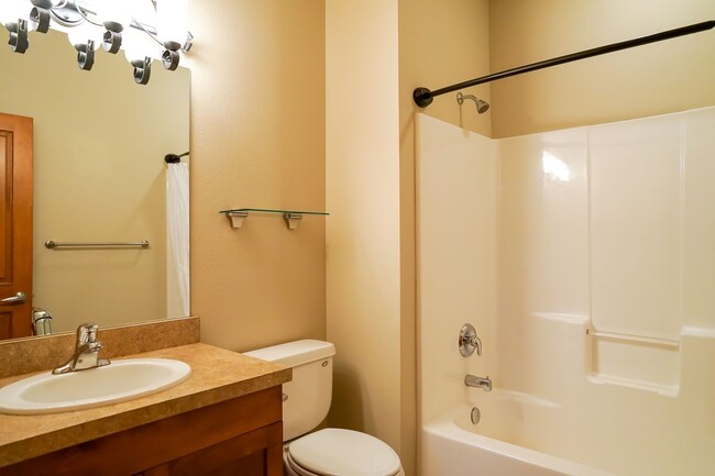 Building Photo - Executive Townhome - Walking distance to C...