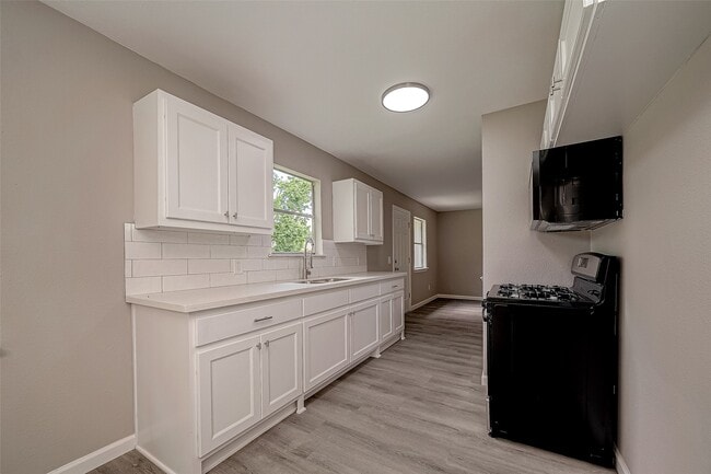 Building Photo - 8619 Valley Meadow Dr