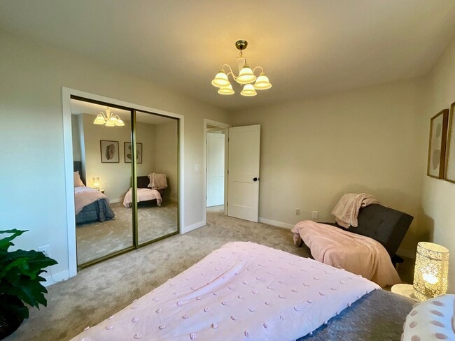 Building Photo - Spacious 3-Bedroom Home with Sunroom in Private Lake Community – Everett