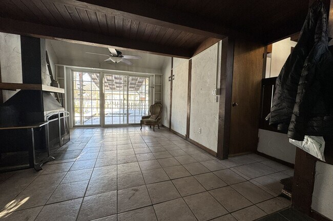 Building Photo - Central Ames Home Available Now