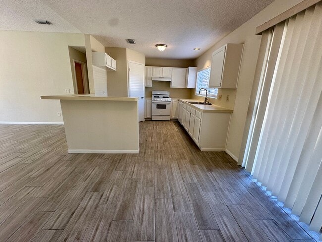 Building Photo - For Lease | 3 Bed, 2 Bath | 1,460 Sq Ft | Windsong Subdivision |