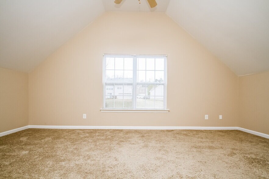 Building Photo - 1549 Bridgecrest Dr