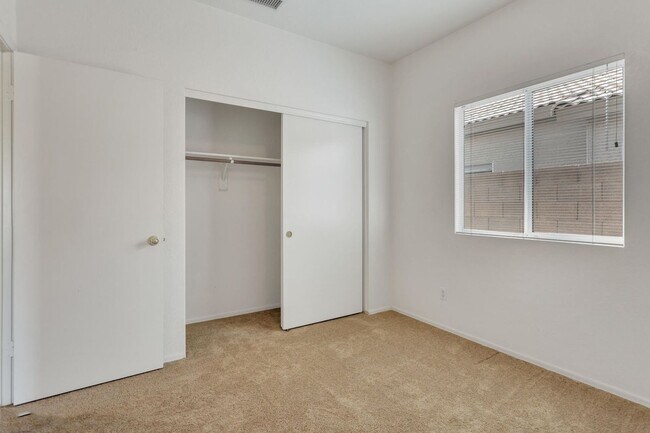 Building Photo - Beautiful 3 bedroom, 2 bath in great Mesa location!