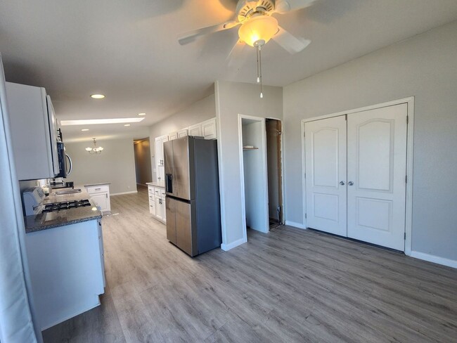 Building Photo - Large 3 Bedroom in Hansen Track
