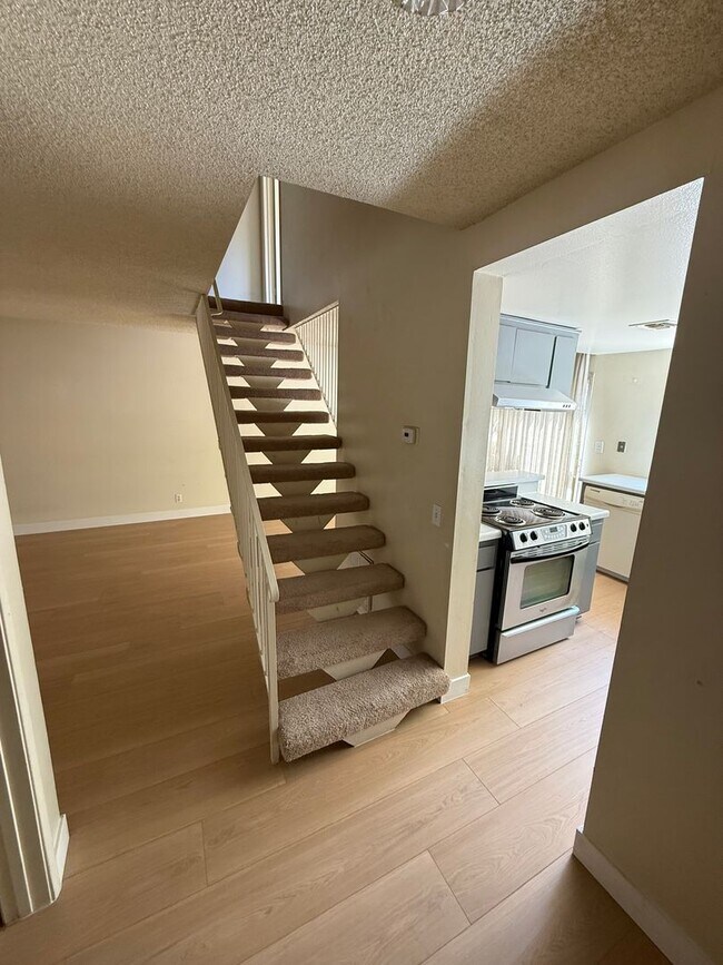 Building Photo - Bright and Airy 2 Story 2 BR/1.5BA townhom...