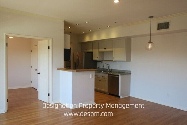 Building Photo - 156 S Oak Knoll Ave