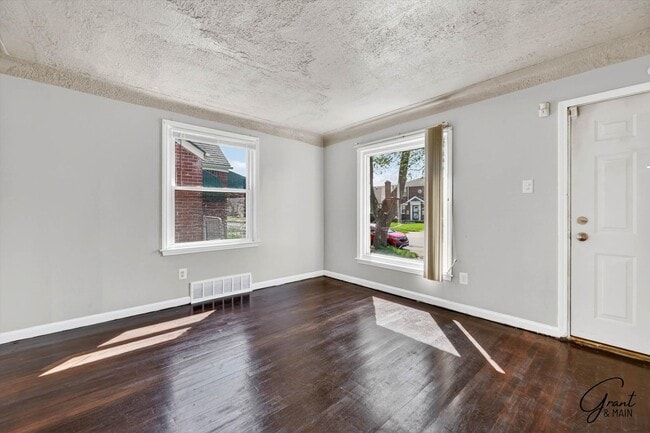 Building Photo - $1300 3 bedroom bungalow