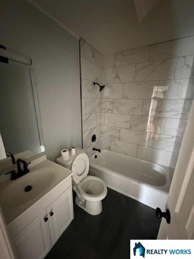 Building Photo - Charming 3-Bedroom, 1.5-Bath Home in Central Lincoln