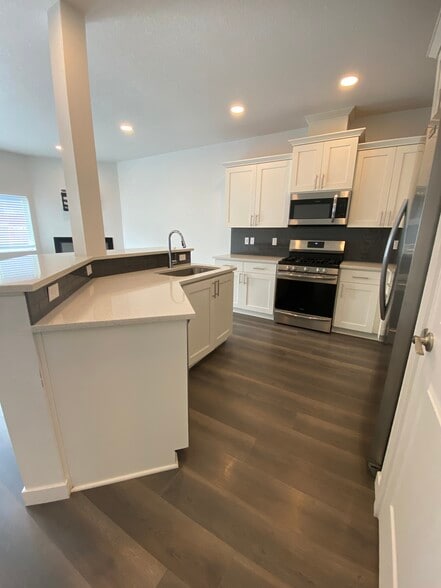 Kitchen - 835 S 25th Ave