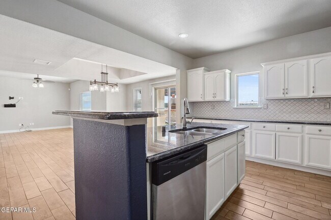 Building Photo - 14508 Shady River