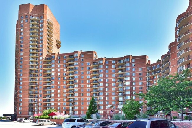 Building Photo - 1240 Harmon Cove Tower