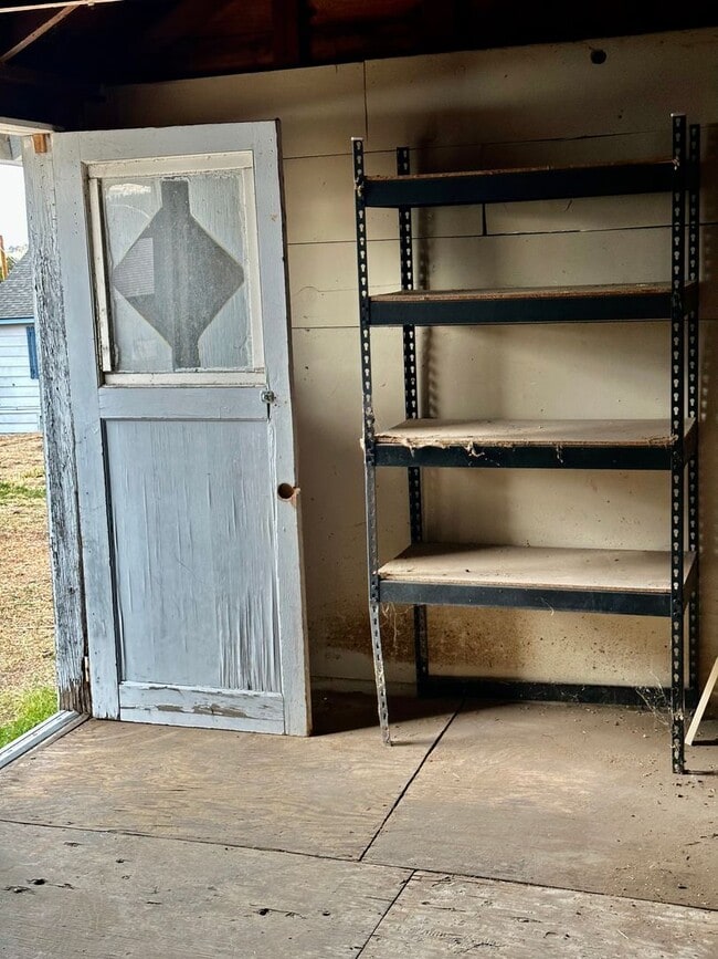 Building Photo - 2bdrm, 1 bath house with shed near Jeld We...