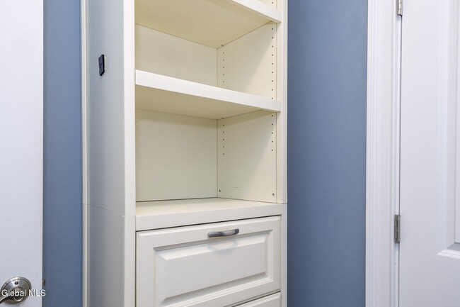 Building Photo - 949 Hudson Ave