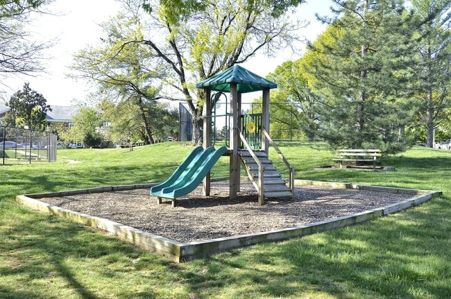 Building Photo - 2649 S Walter Reed Dr