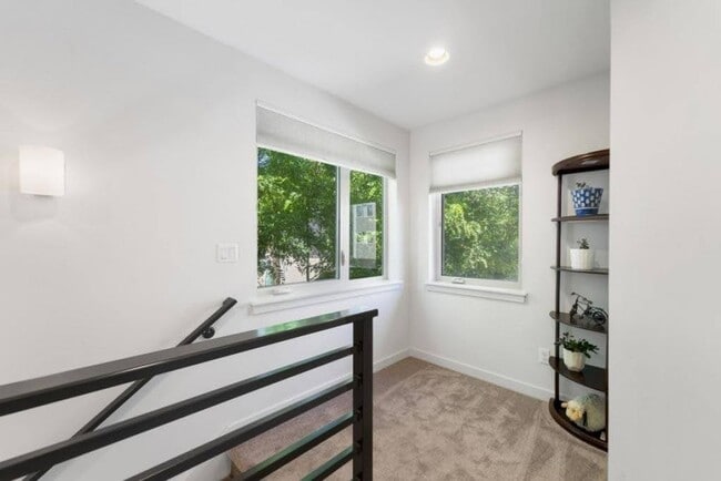 Building Photo - Modern & spacious 3bed/3bath with yard in ...
