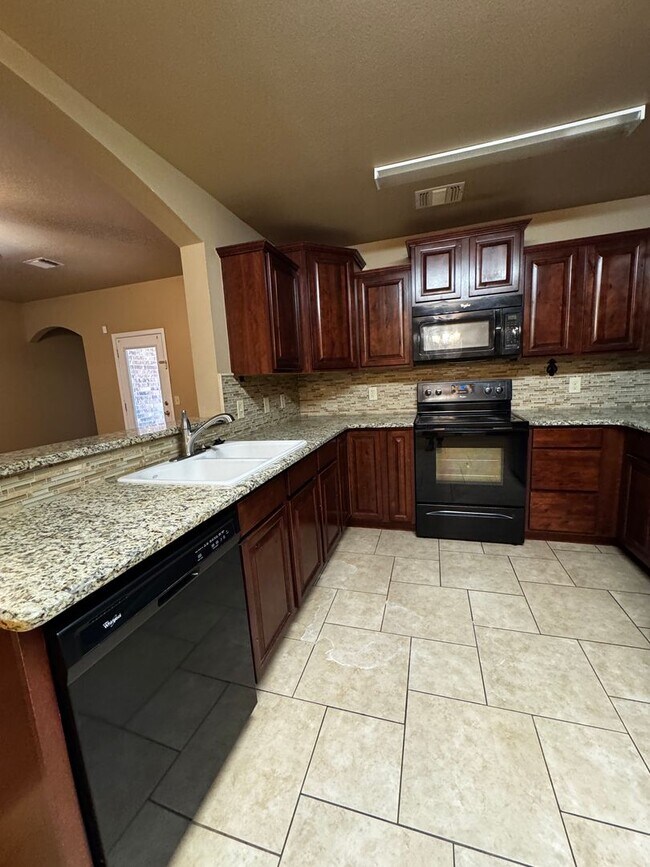 Building Photo - Located in Tradewinds! 3/2/2