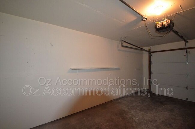 Building Photo - 311 NE Timbercreek Dr