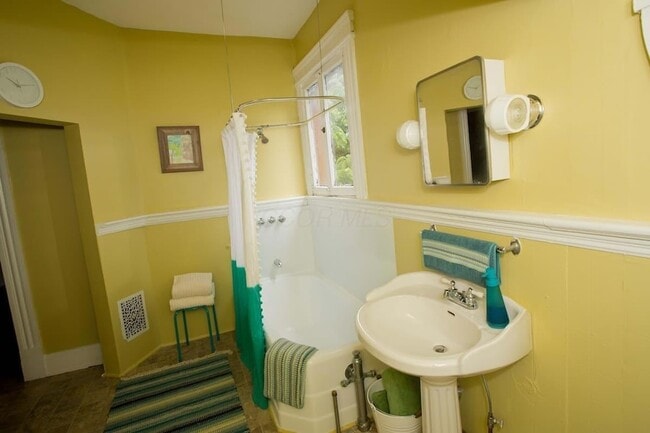 Building Photo - 705 Bryden Rd