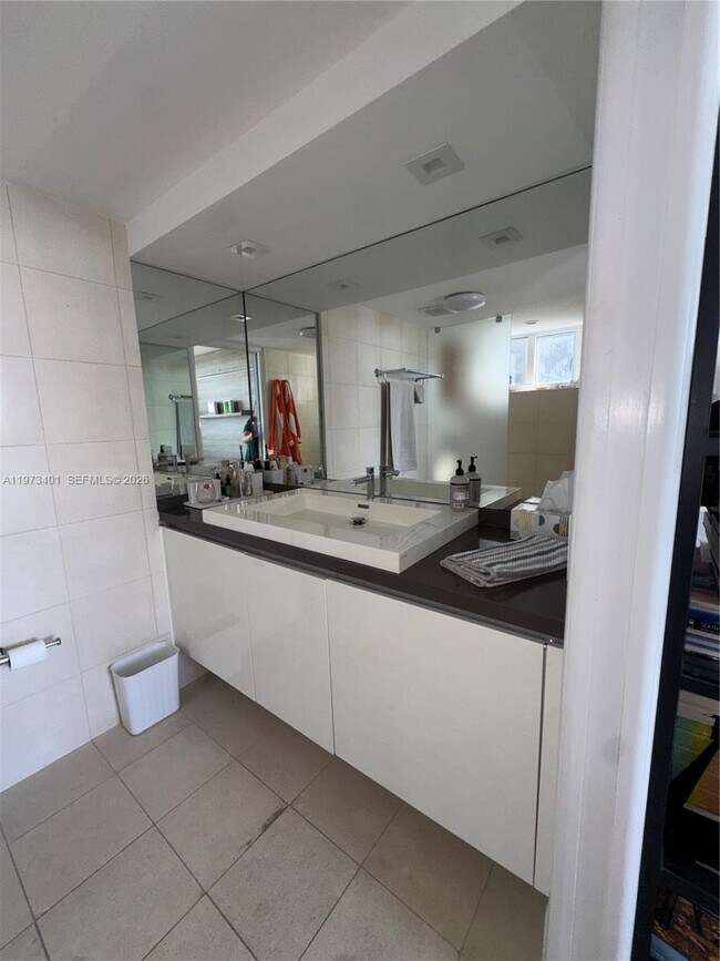 Building Photo - 2457 Collins Ave