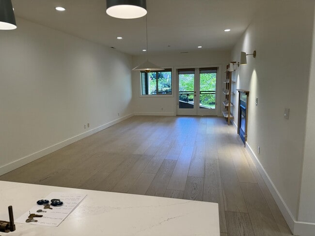 Building Photo - 360 Knechtel Way NE