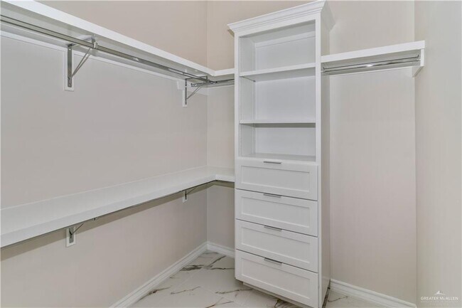 Building Photo - 20 E Sabinal Ave