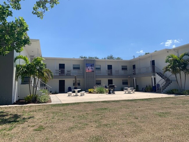 Building Photo - Lovely 2/1 apartment move in now- 1/2 off first month rent
