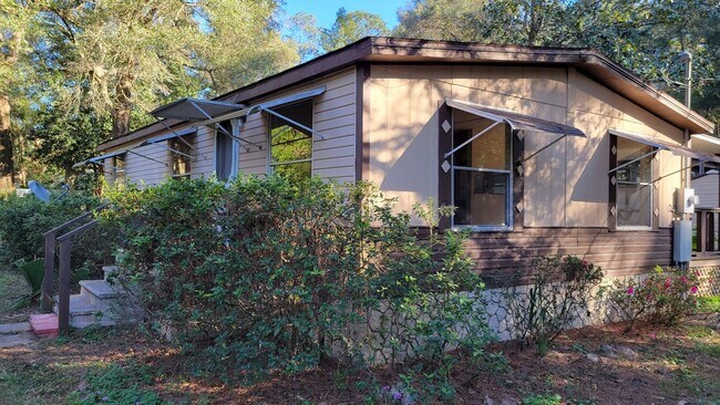 Building Photo - FULLY FENCED! 3 bedroom, 1 bath home plus a covered deck