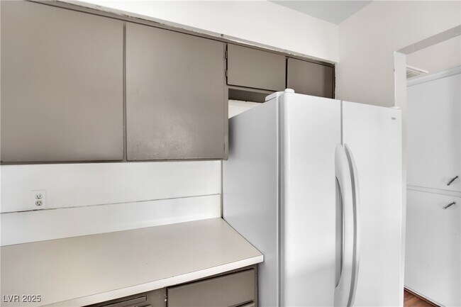 Building Photo - 1417 Hialeah Dr