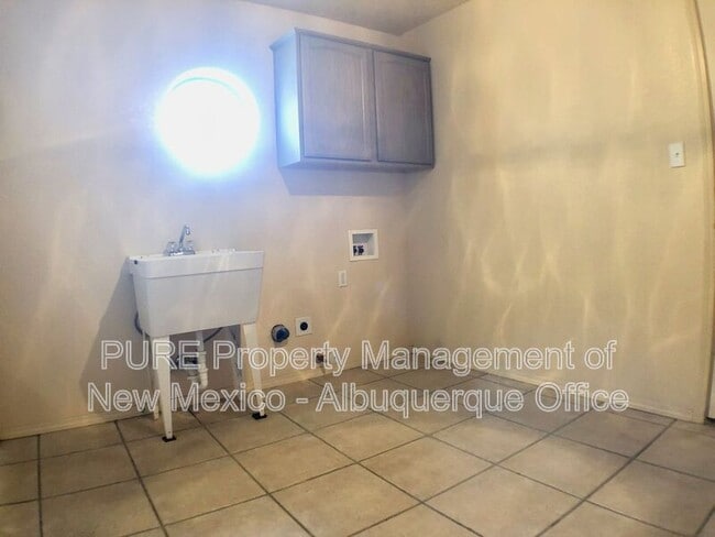 Building Photo - 4905 Kingsway Dr