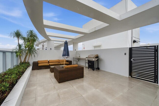 Building Photo - 13800 Highland Dr