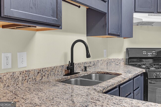 Building Photo - 5475 Hampton Ct