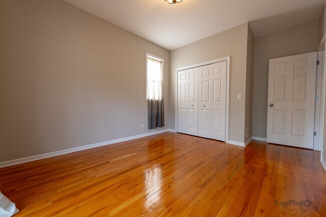 Building Photo - 633 E Bowen Ave