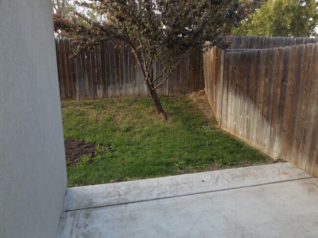 Building Photo - Spacious 3 Bedroom, 2 Bathroom Duplex with Two Car Garage and Fenced Yard!