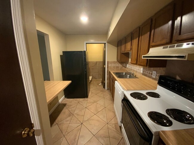 Building Photo - 3 Bedroom 1 Bathroom Apartment