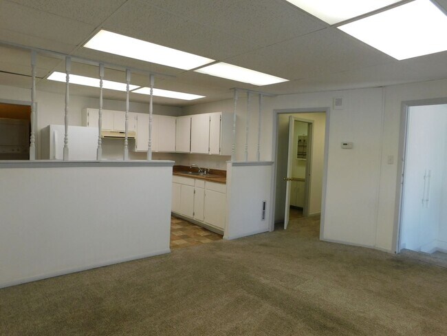 Building Photo - Pine &amp; Gordy Apartments