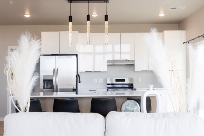 Building Photo - Renting Now for April 2025! Spacious 1 Bed...