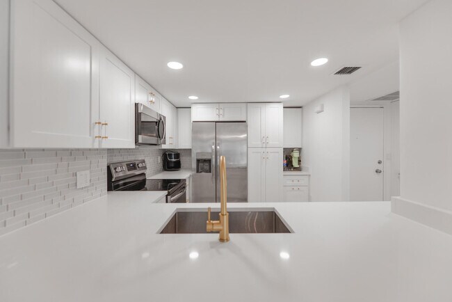 Building Photo - 3000 E Sunrise Blvd