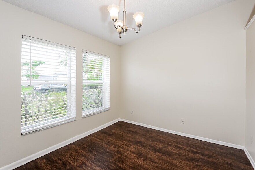 Building Photo - 2640 Rolling Broak Dr