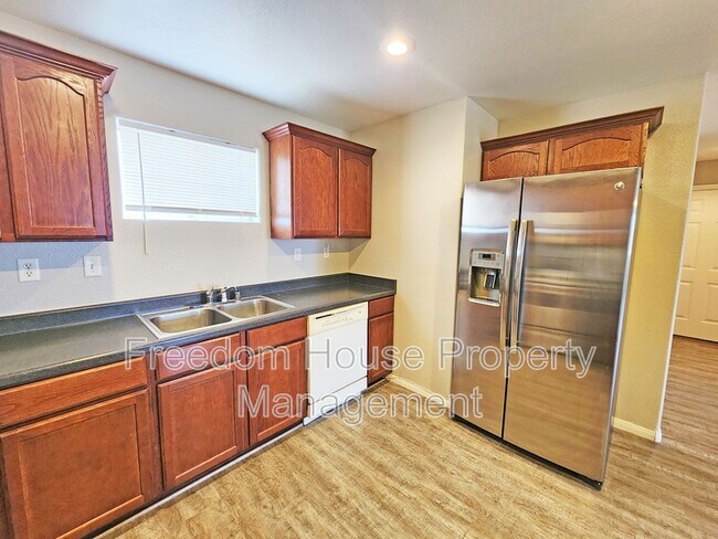 Building Photo - 200 S Mount Charleston Dr E