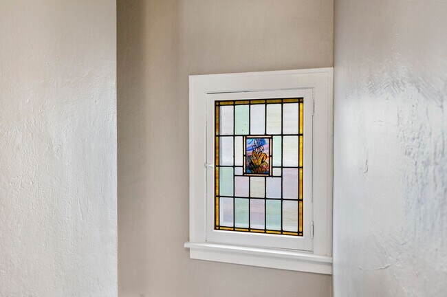 Building Photo - Updated 3 Bed, 1 Bath with Central AC, Laundry in Basement! Available Early June