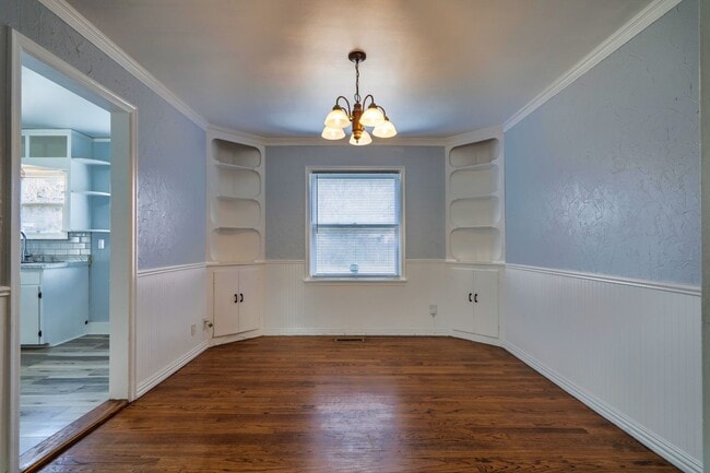 Building Photo - Adorable move in ready bungalow.