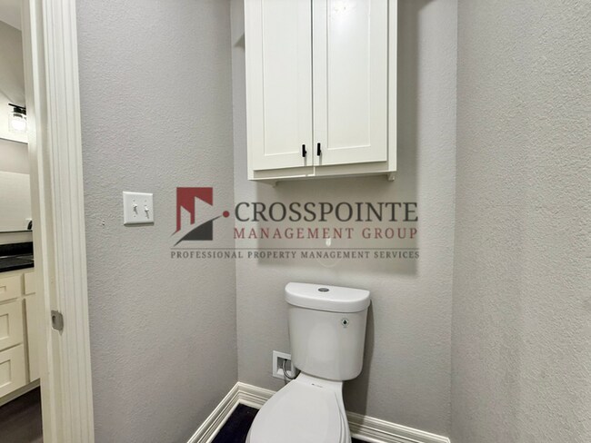 Building Photo - Tour Today! 3 Bedroom, 2 Bathroom Duplex!