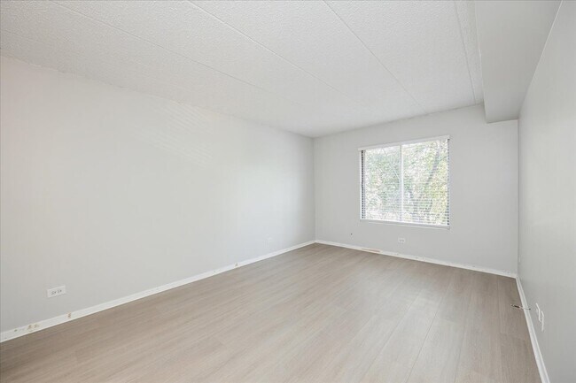 Building Photo - 13620 Lamon Ave