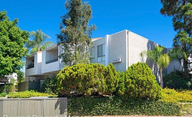 Building Photo - LIGHT & BRIGHT UPGRADED, 2 BEDROOM CONDO, ...