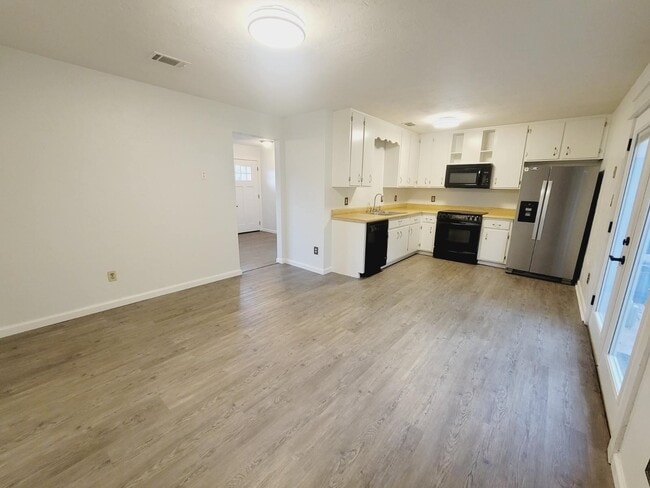 Building Photo - 2136 Little River Ln