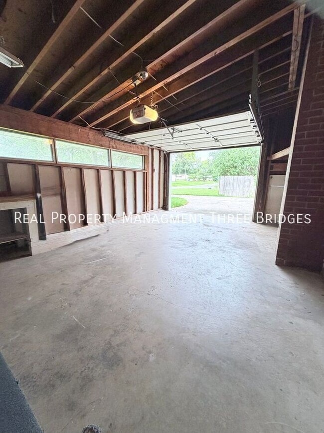 Building Photo - 90 Canisius Ln